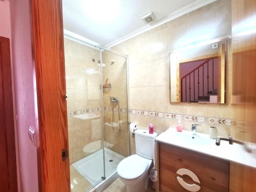 ein Badezimmer mit Dusche, Toilette und Waschbecken in der Unterkunft Casa Limoncello 2-bedrooms Calas del Pinar in San Juan de los Terreros