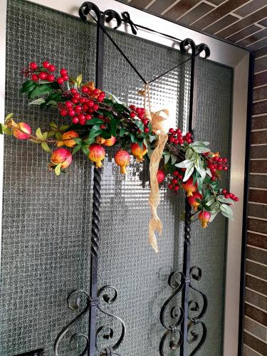 a christmas wreath on a door in front of a mirror at Ferienwohnung am Halfterweg in Hirschberg