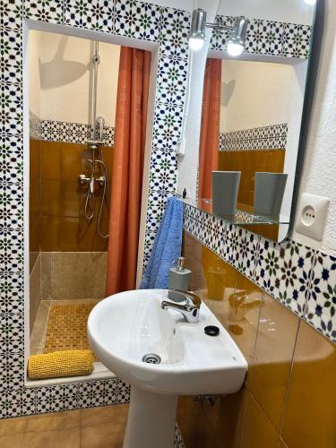 a bathroom with a sink and a shower and a mirror at EL PARAISO, Apartamento en Mijas Pueblo con bonitas vistas a la costa y con piscina in Mijas