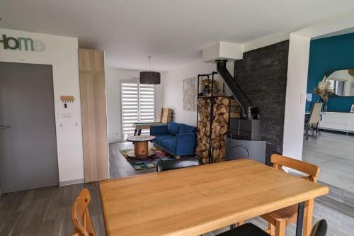 un salon avec une table et un canapé bleu dans l'établissement Nid cosy à Fresnes-sur-Marne, à Fresnes-sur-Marne