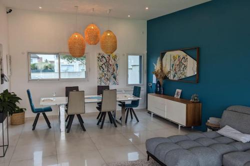 un salon avec un canapé, une table et des chaises dans l'établissement Nid cosy à Fresnes-sur-Marne, à Fresnes-sur-Marne