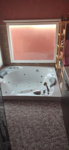 Cedillo del CondadoにあるVilla Cedillo con piscina privada y barbacoa cerca Puy du Fou y Parque Warnerのバスタブ(蛇口付)が備わります。