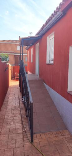 Villa Cedillo con piscina privada y barbacoa cerca Puy du Fou y Parque Warnerにあるバルコニーまたはテラス