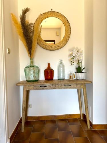 - une console de jeux avec miroir et fleurs dans l'établissement La Douceur des Alpilles, à Saint-Rémy-de-Provence