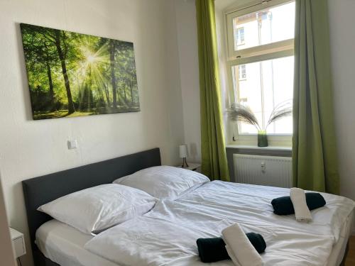 a bed with two towels on it in a bedroom at Wohnen in Loriots Wasserstadt mit Kamin und MagentaTV in Brandenburg an der Havel