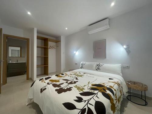 エンプリアブラバにあるVilla moderna piscina privadaの大きなベッドとバスルームのある寝室