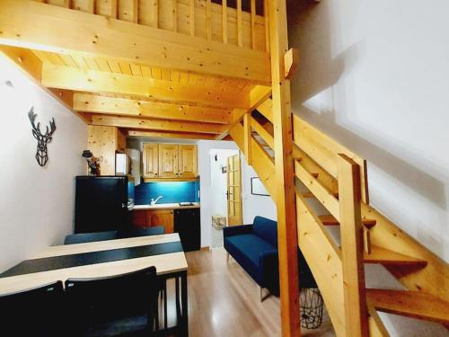 - un salon avec un escalier dans une petite maison dans l'établissement LE COSY à Aime La Plagne, à Aime La Plagne