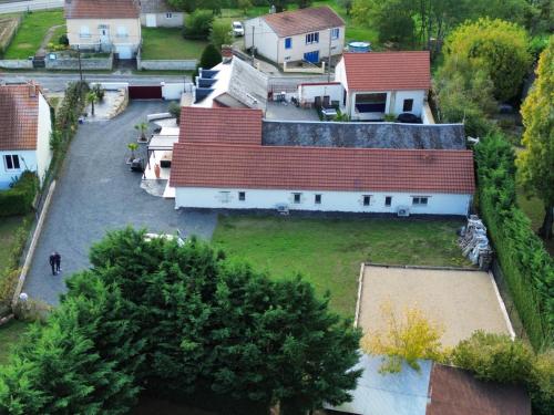 un modèle de village avec des maisons et des arbres dans l'établissement maison chaleureuse ,avec piscine, spa, Futuroscope, à Jaunay-Clan