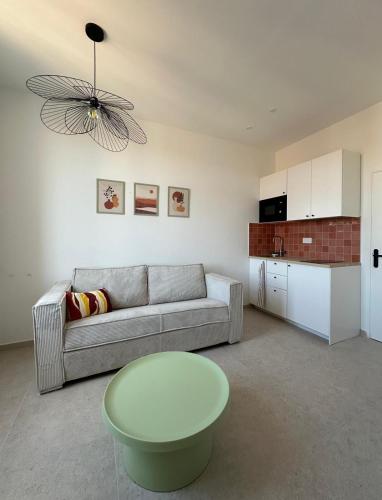 un salon avec un canapé et une table dans l'établissement Studio Cocon - Entièrement rénové - 4 couchages - 600m de la Gare de Cannes, à Cannes