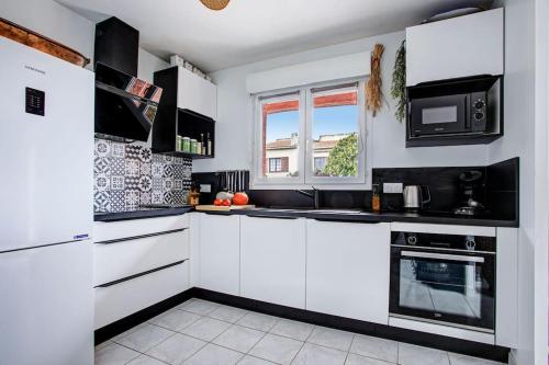 Η κουζίνα ή μικρή κουζίνα στο Villa Neptune jardin garage
