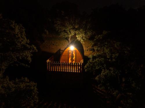 ein kleines Gebäude mit einem Licht in der Nacht in der Unterkunft CORK VALLEY - Pet Friendly & Only Adults in Hontanar