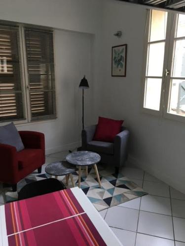 un salon avec deux chaises et une table dans l'établissement Le Chateau, à Rambouillet