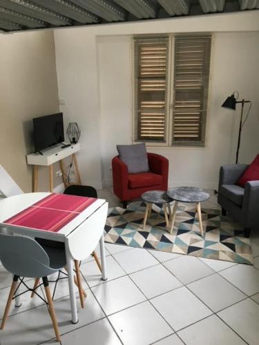 - un salon avec un piano, des chaises et une table dans l'établissement Le Chateau, à Rambouillet