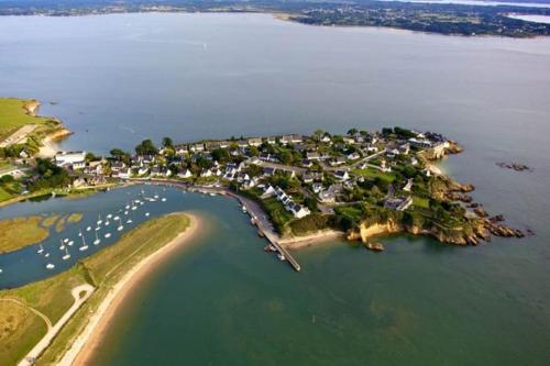Una vista aérea de una pequeña isla en el agua. en Bel Appartement face mer, en Billiers