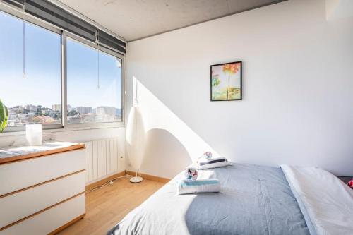 une chambre avec un lit et une grande fenêtre dans l'établissement Dream Ocean View with Balcony Close to Beach, à Marseille