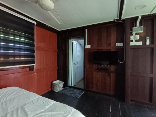 Postel nebo postele na pokoji v ubytování Seri D'Rombang Baraqah Chalet