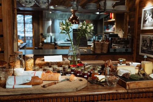 een tafel met een heleboel verschillende soorten voedsel bij Chalet 1864 in Le Grand-Bornand
