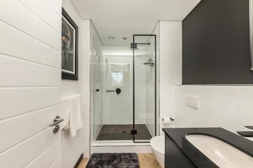 Et badeværelse på The Archetype - Nine Palms Luxury Apartments