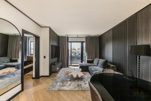 En eller flere senge i et værelse på The Archetype - Nine Palms Luxury Apartments