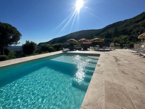 une piscine avec vue sur une montagne dans l'établissement La Bastide, à Grasse
