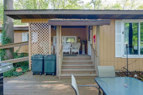 Balkón nebo terasa v ubytování Chautauqua Lake Access Waterfront Cottage with Dock