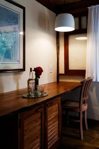 a wooden counter with a vase of flowers on it at Chalés Aiu 2 in Aiuruoca