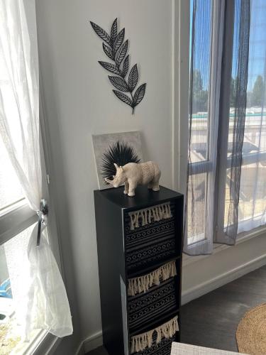 un lion jouet sur une étagère noire dans l'établissement Le Nid Douillet, à Compiègne