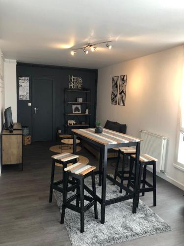 une salle à manger avec une table et quelques chaises dans l'établissement Le Nid Douillet, à Compiègne