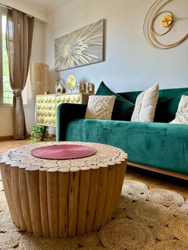 un salon avec un canapé et une table dans l'établissement Appartement Standing Paris, à Paris