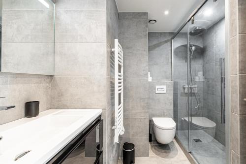 une salle de bain avec un lavabo, des toilettes et une douche dans l'établissement CANNES 2 P avec terrasse PROCHE Hôtel Martinez, à Cannes
