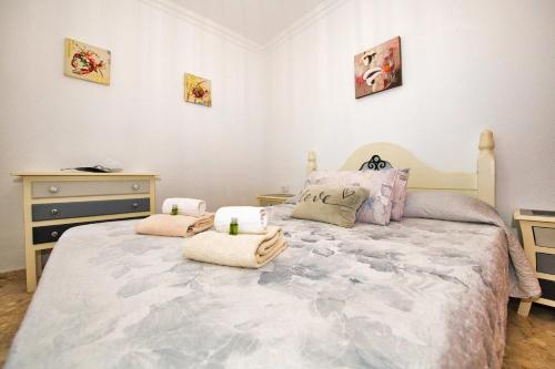 Un dormitorio con una cama grande con dos almohadas. en Waves of Tranquility Residence, en San Miguel de Abona