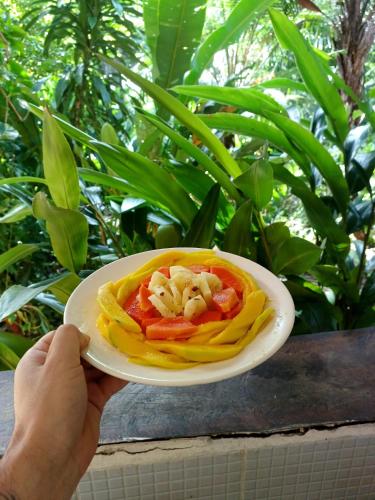 Makanan di atau berdekatan rumah tamu ini