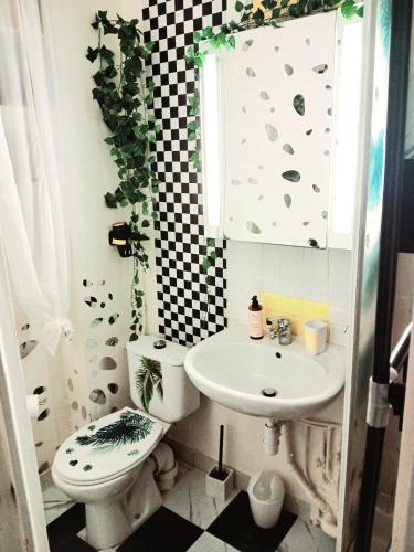 une salle de bain avec un lavabo et des toilettes dans l'établissement Appartement entier à Neuilly-sur-Seine, à Neuilly-sur-Seine