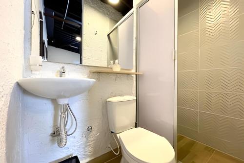 a bathroom with a white toilet and a sink at Súper Apartamento central en Casa Colonial Bogotá in Bogotá