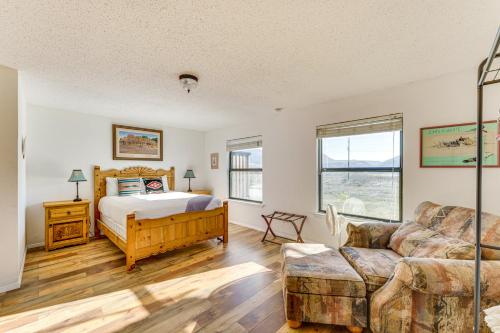 Postel nebo postele na pokoji v ubytování New Mexico Cabin Hideaway with Eagle Nest Lake Views