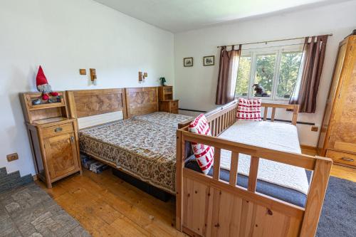 a bedroom with two beds and a window at Drevenica Goralský Dvor in Ždiar
