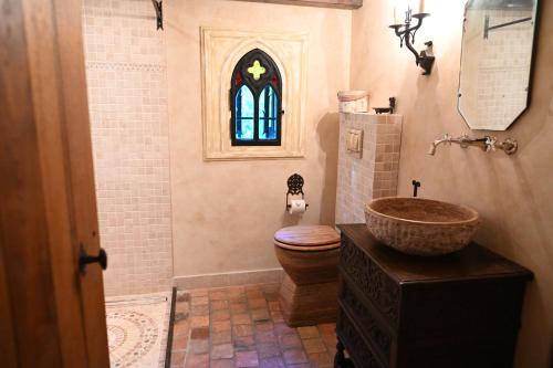 La salle de bains est pourvue de toilettes et d'un vitrail. dans l'établissement La Maison De L'Ecrivain, à La Bastide-lʼÉvêque