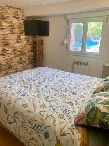 une chambre avec un lit avec une couette dessus dans l'établissement Le carolo, à Tournes