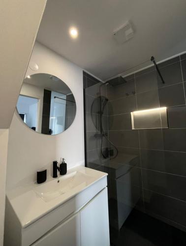 a bathroom with a sink and a shower at H I Alojamento in Manteigas