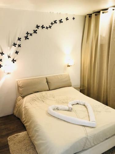 une chambre avec un lit avec des étoiles sur le mur dans l'établissement Nid douillet Gare du Nord Montmartre Barbès, à Paris