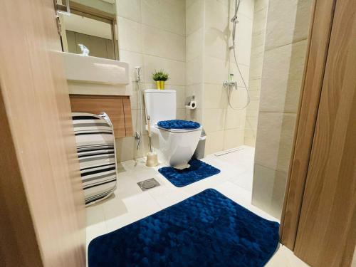 Ένα μπάνιο στο Cozy Spacious Studio Azizi 47