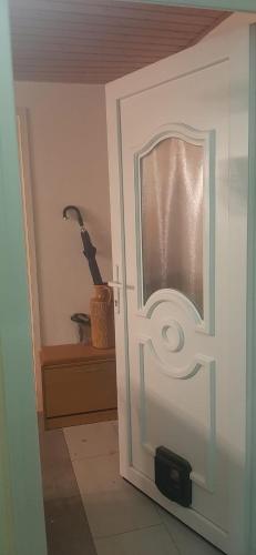 a door with the letter r on it in a room at Fehér-kék hibiszkusz in Páka