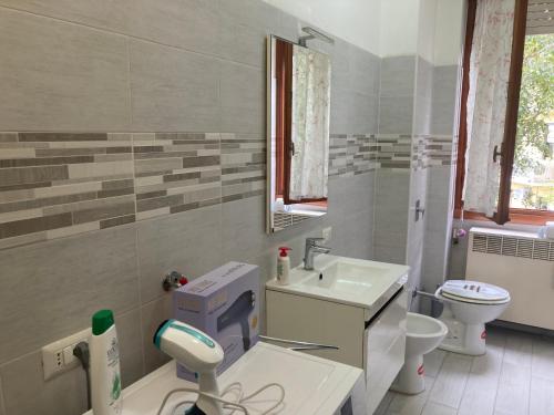 a bathroom with a toilet and a sink at Casa Chiara tra Saronno e Milano in Saronno
