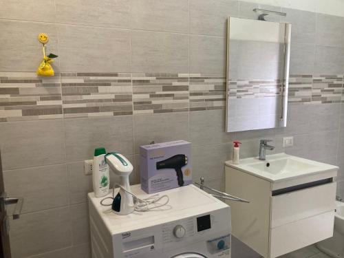 a bathroom with a sink and a mirror at Casa Chiara tra Saronno e Milano in Saronno