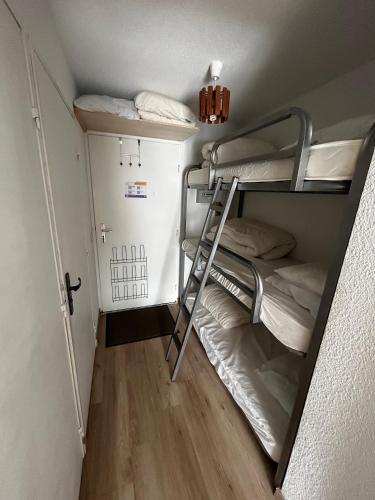 Cette petite chambre comprend 2 lits superposés et une échelle. dans l'établissement Studio Risoul 1850, à Risoul