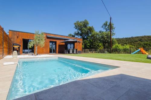 une piscine dans l'arrière-cour d'une maison dans l'établissement Villa Maudroume, à Bormes-les-Mimosas