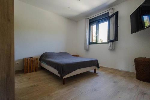 une chambre avec un lit et deux fenêtres dans l'établissement Villa Maudroume, à Bormes-les-Mimosas