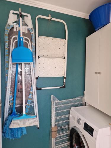 a laundry room with a washer and dryer at Vivenda BRANCA in Carcavelos