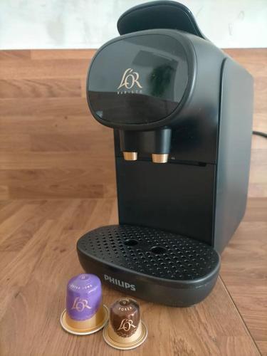 une cafetière assise sur une table avec des bougies violettes dans l'établissement Appartement centre-ville Orange, à Orange