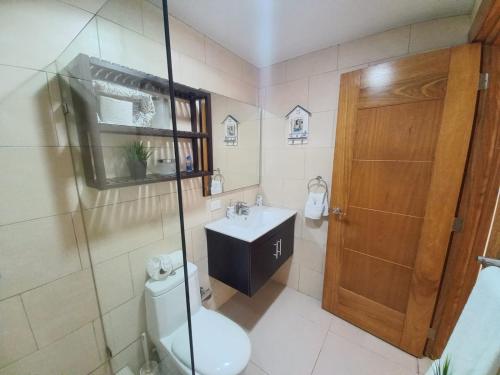 Koupelna v ubytování Las Olas, Juan Dolio 2bed2bath Condo